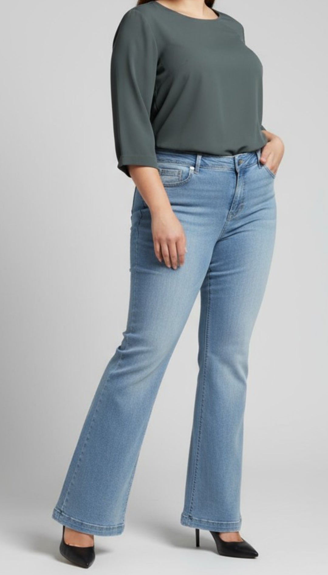 Kenia Boot-Cut Jeans