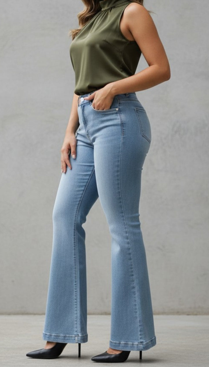 Kenia Boot-Cut Jeans